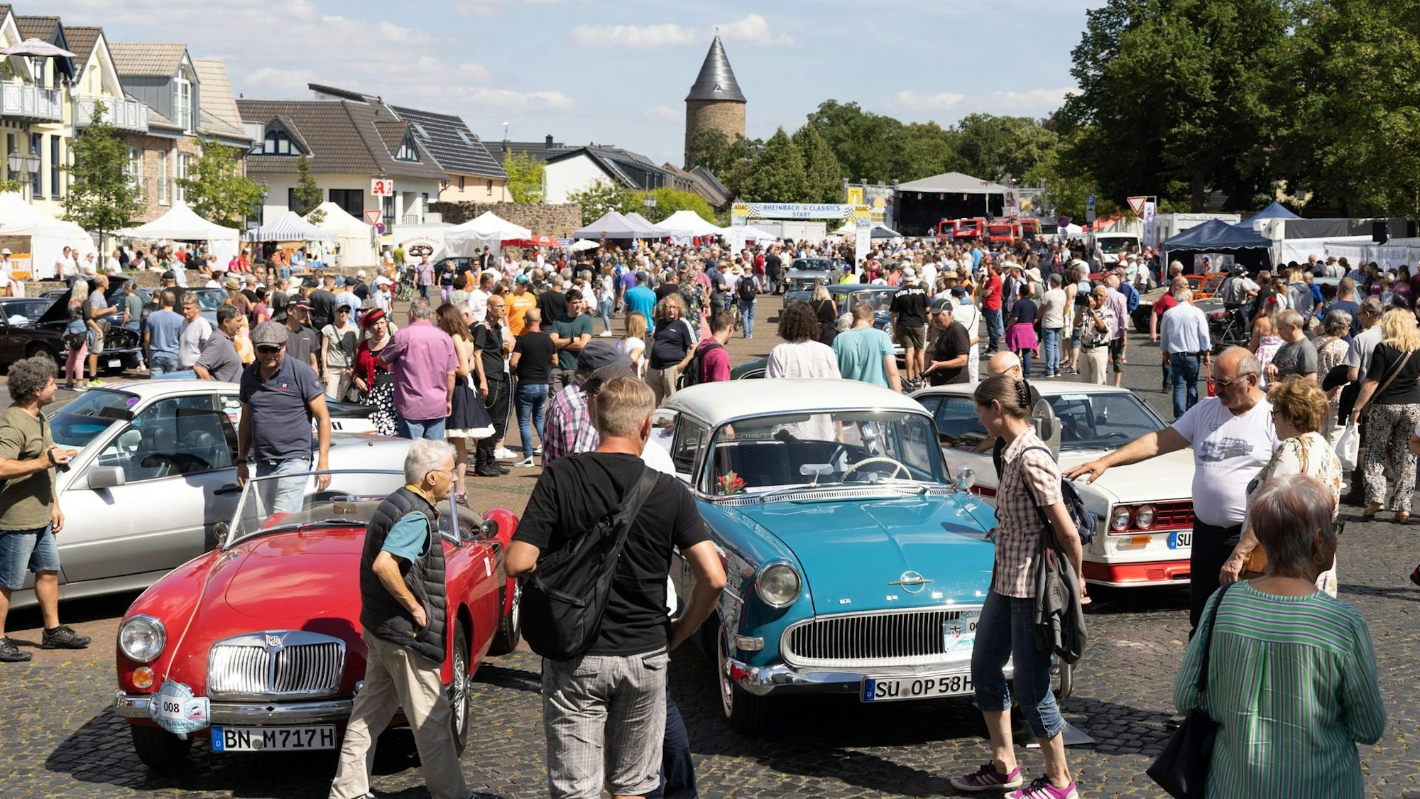 Besucherinnen und Besucher in Rheinbach bei den 15. „Rheinbach Classics“.