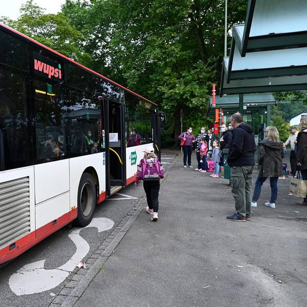 Schulbus Grundschüler 230821