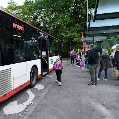 Schulbus Grundschüler 230821