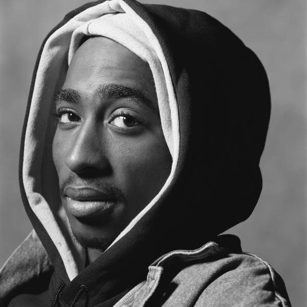 Tupac Shakur Nahaufnahme mit Hoodie.