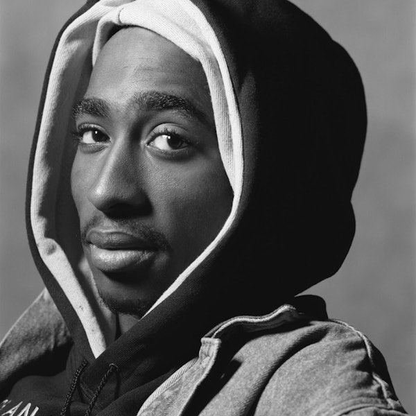 Tupac Shakur Nahaufnahme mit Hoodie.
