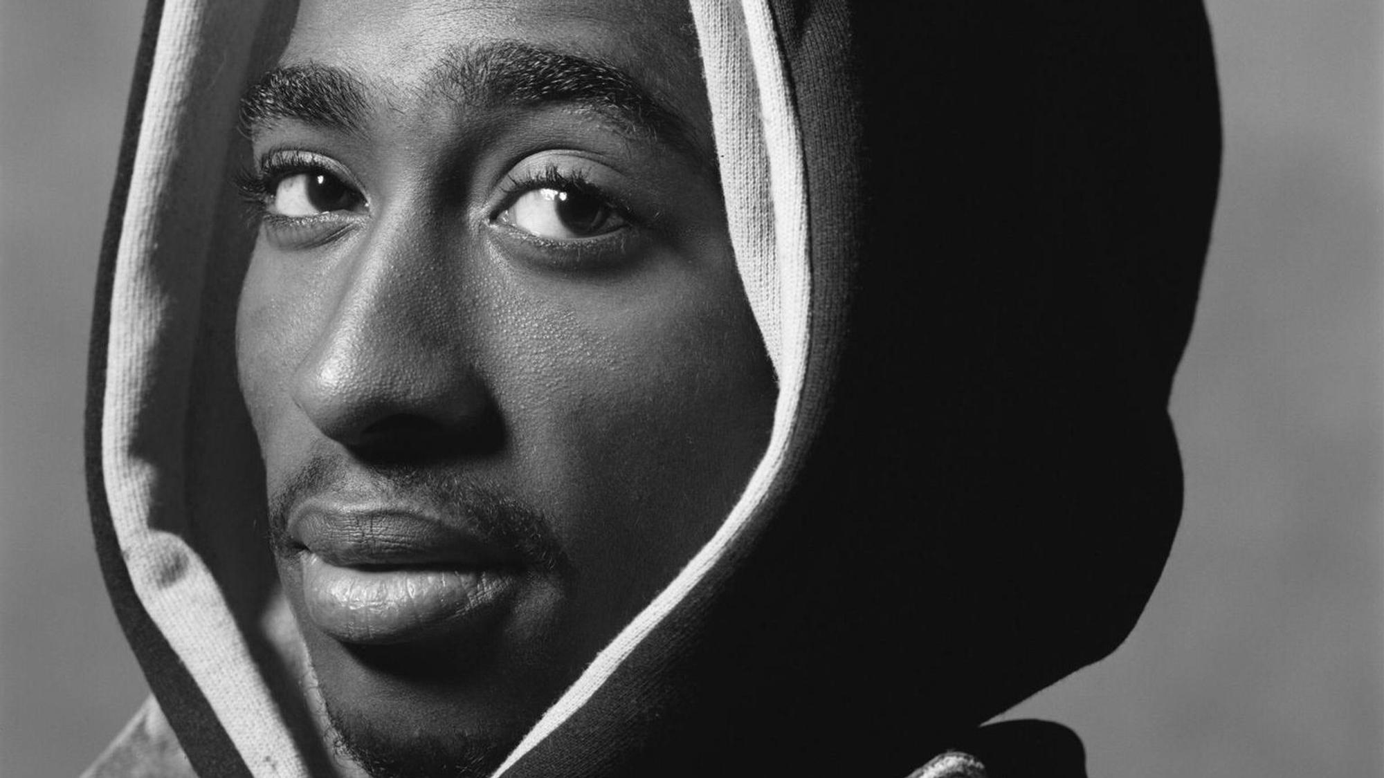 Tupac Shakur Nahaufnahme mit Hoodie.