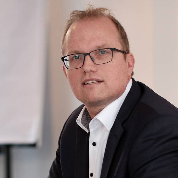 Jochen Ott, neuer Fraktionschef der SPD im Düsseldorfer Landtag, ist im Porträt zu sehen. Er hat kurzes hellbraunes Haar und trägt eine Brille.