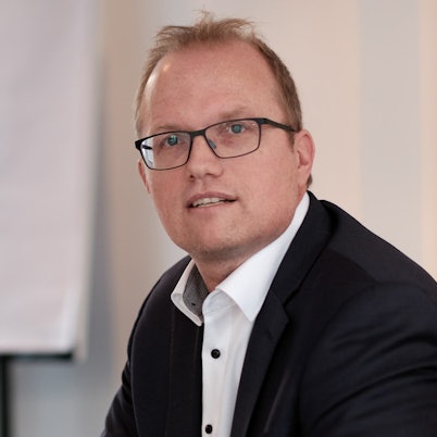 Jochen Ott, neuer Fraktionschef der SPD im Düsseldorfer Landtag, ist im Porträt zu sehen. Er hat kurzes hellbraunes Haar und trägt eine Brille.