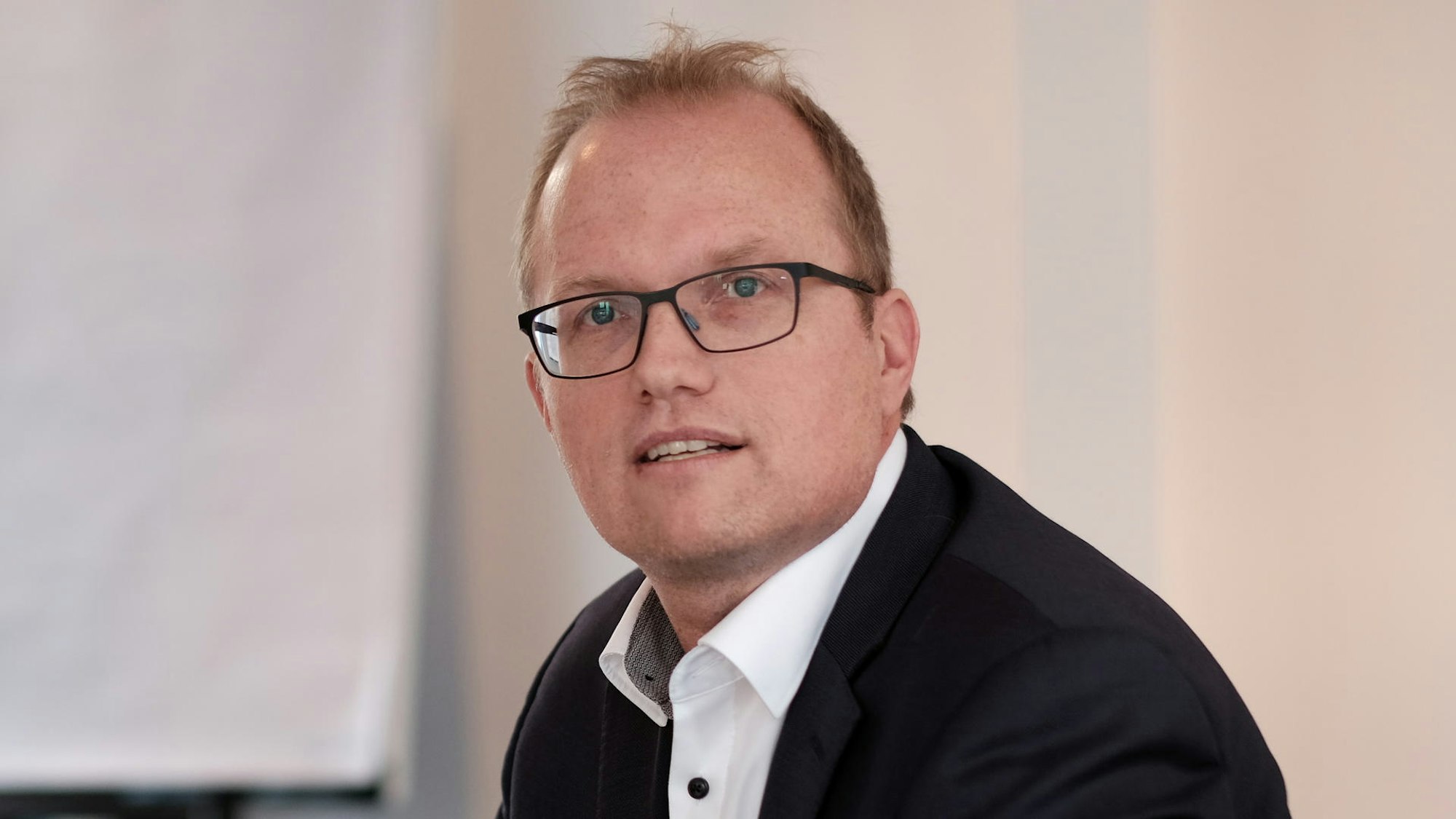 Jochen Ott, neuer Fraktionschef der SPD im Düsseldorfer Landtag, ist im Porträt zu sehen. Er hat kurzes hellbraunes Haar und trägt eine Brille.