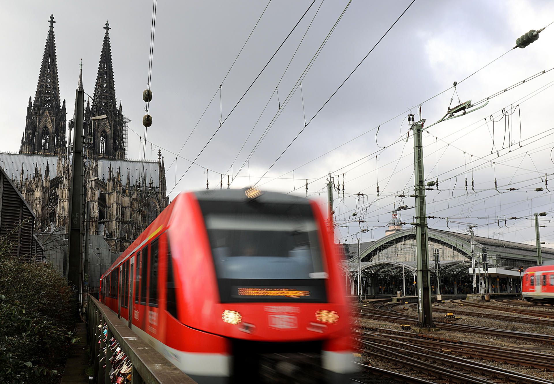 DPA Regio-Bahn vor Kölner Dom