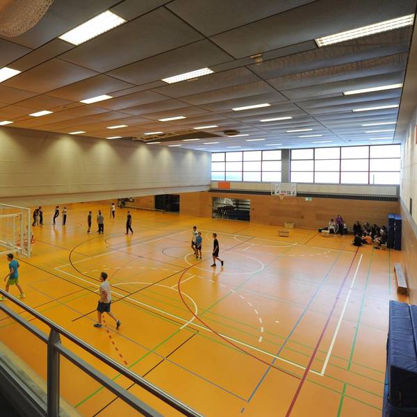 Schüler beim Schulsport in einer Sporthalle
