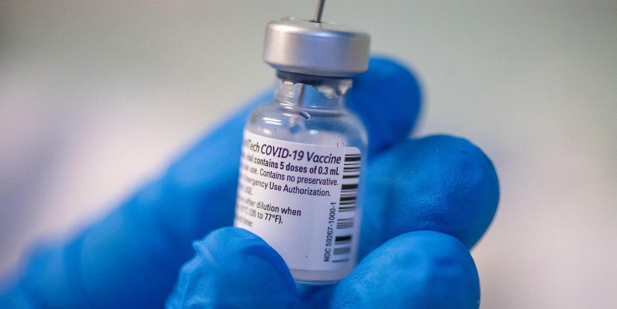 Medizner hält Impfstoff