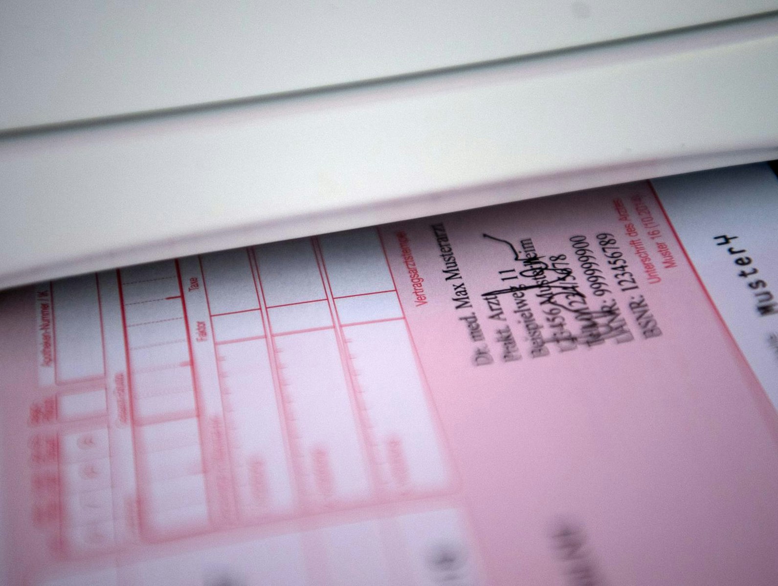 Ein rosafarbenes Arztrezept