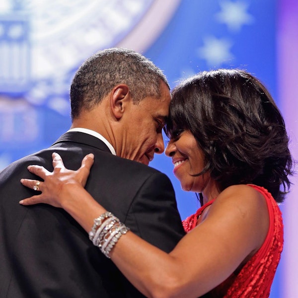 Michaelle und Barack Obama umarmen sich