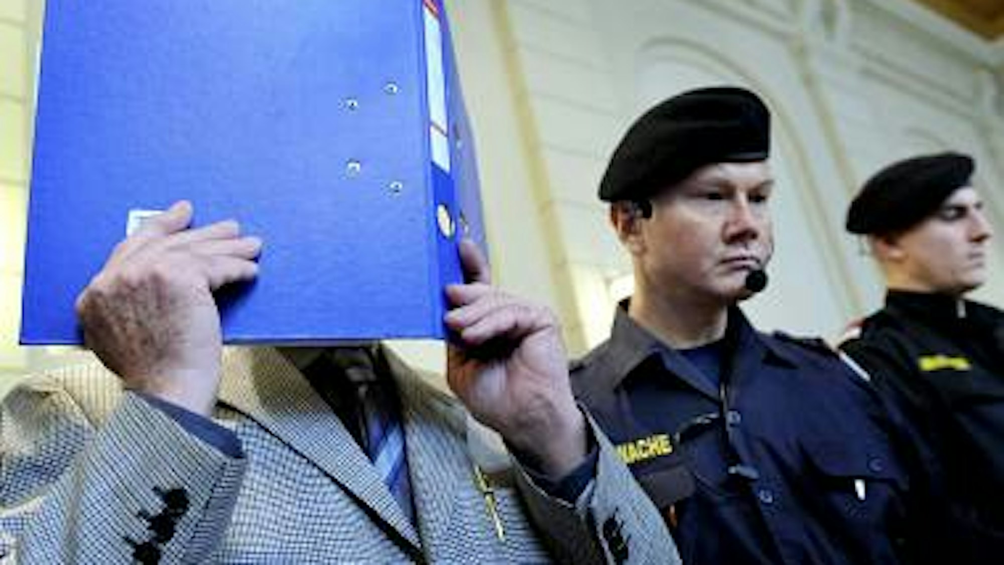 Josef Fritzl verbirgt 2009 sein Gesicht hinter einem blauen Aktenordner.