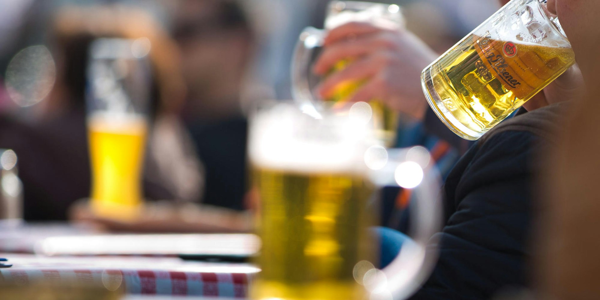 Im_Biergarten_wird_Bier_getrunken