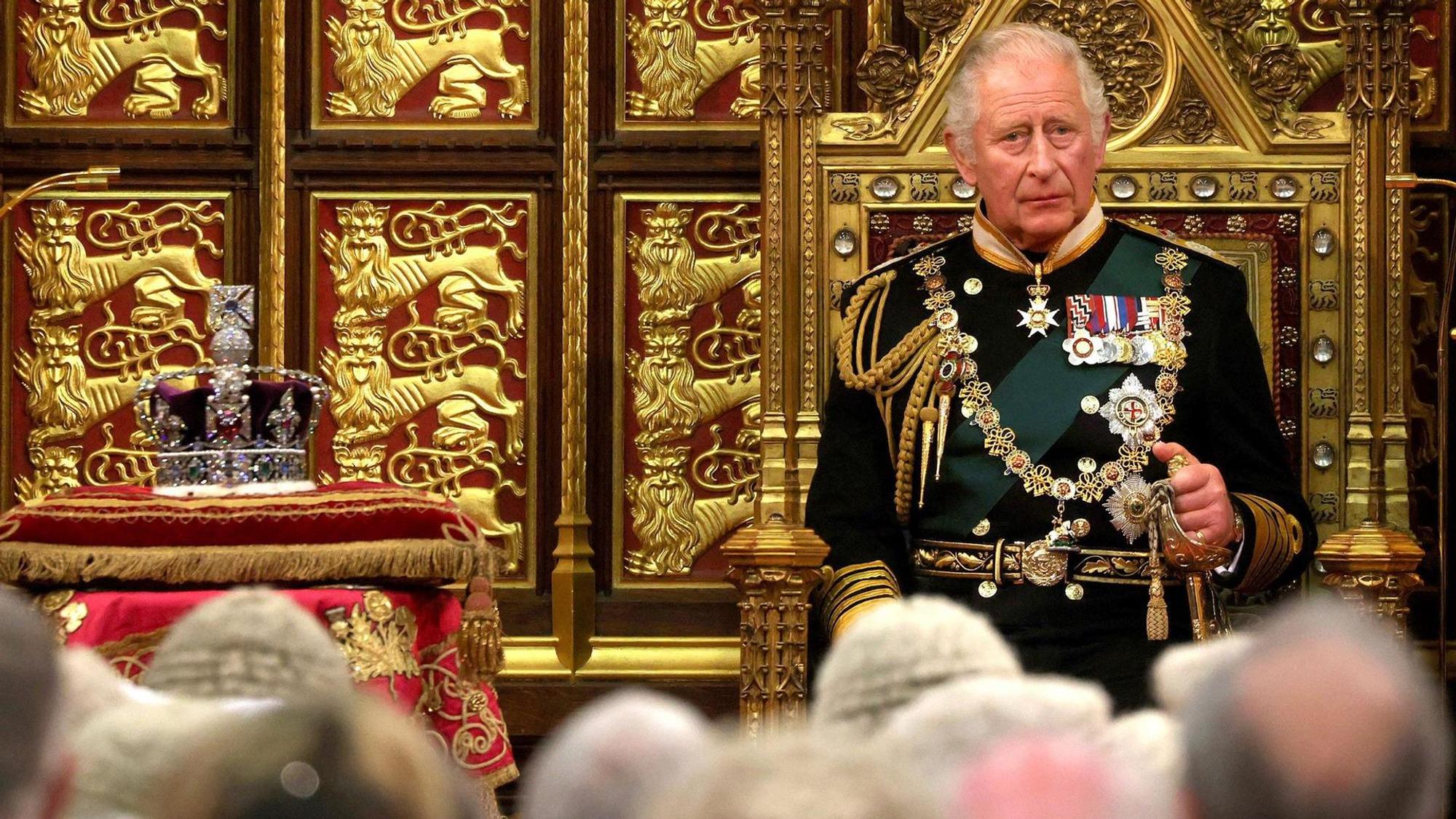 König Charles III. auf dem Thron.