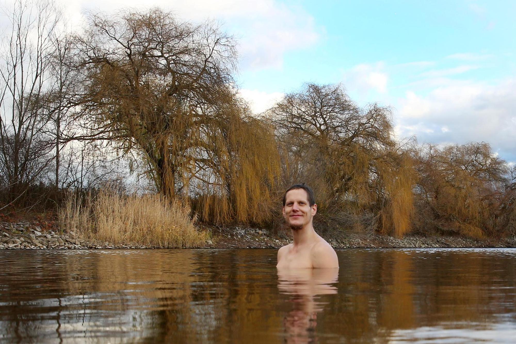 Winterschwimmer Mann Zwei