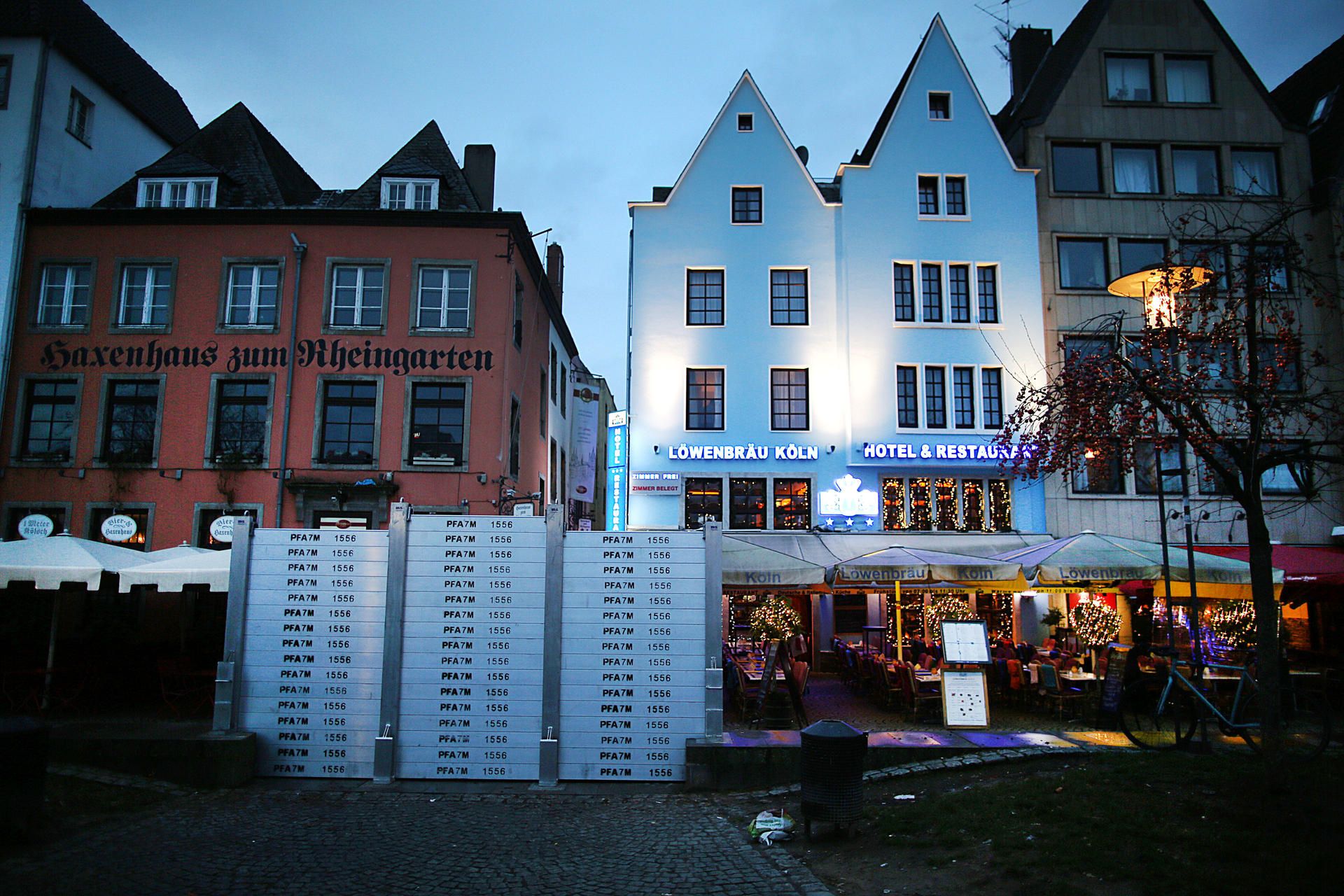 Absperrungen Rhein