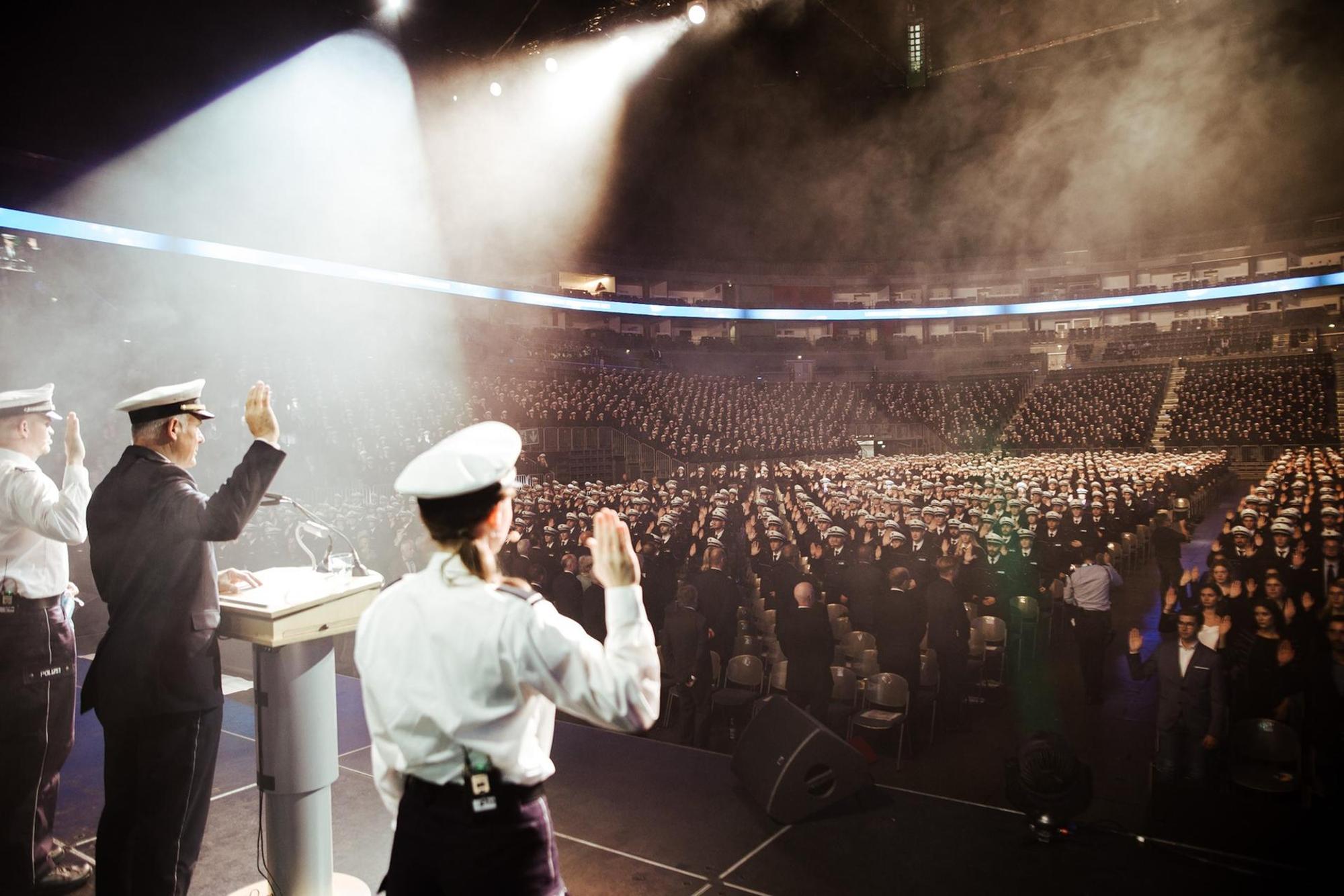 Vereidigung junger Polizistinnen und Polizisten in der Lanxess-Arena.