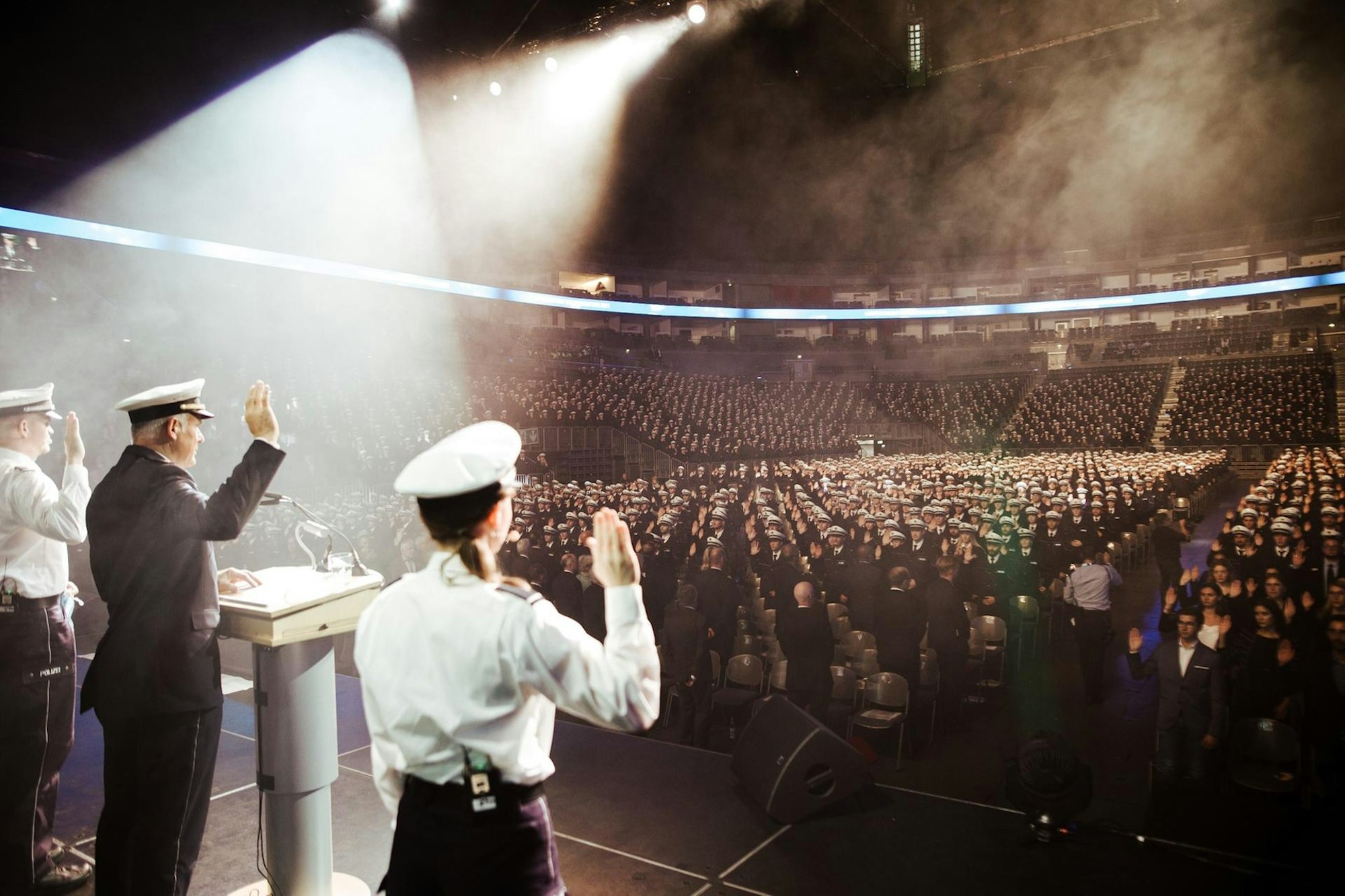 Vereidigung junger Polizistinnen und Polizisten in der Lanxess-Arena.