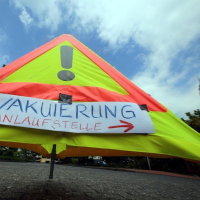 Ein Hinweisschild warnt vor einer gefunden Fliegerbombe in Köln. (Symbolbild)