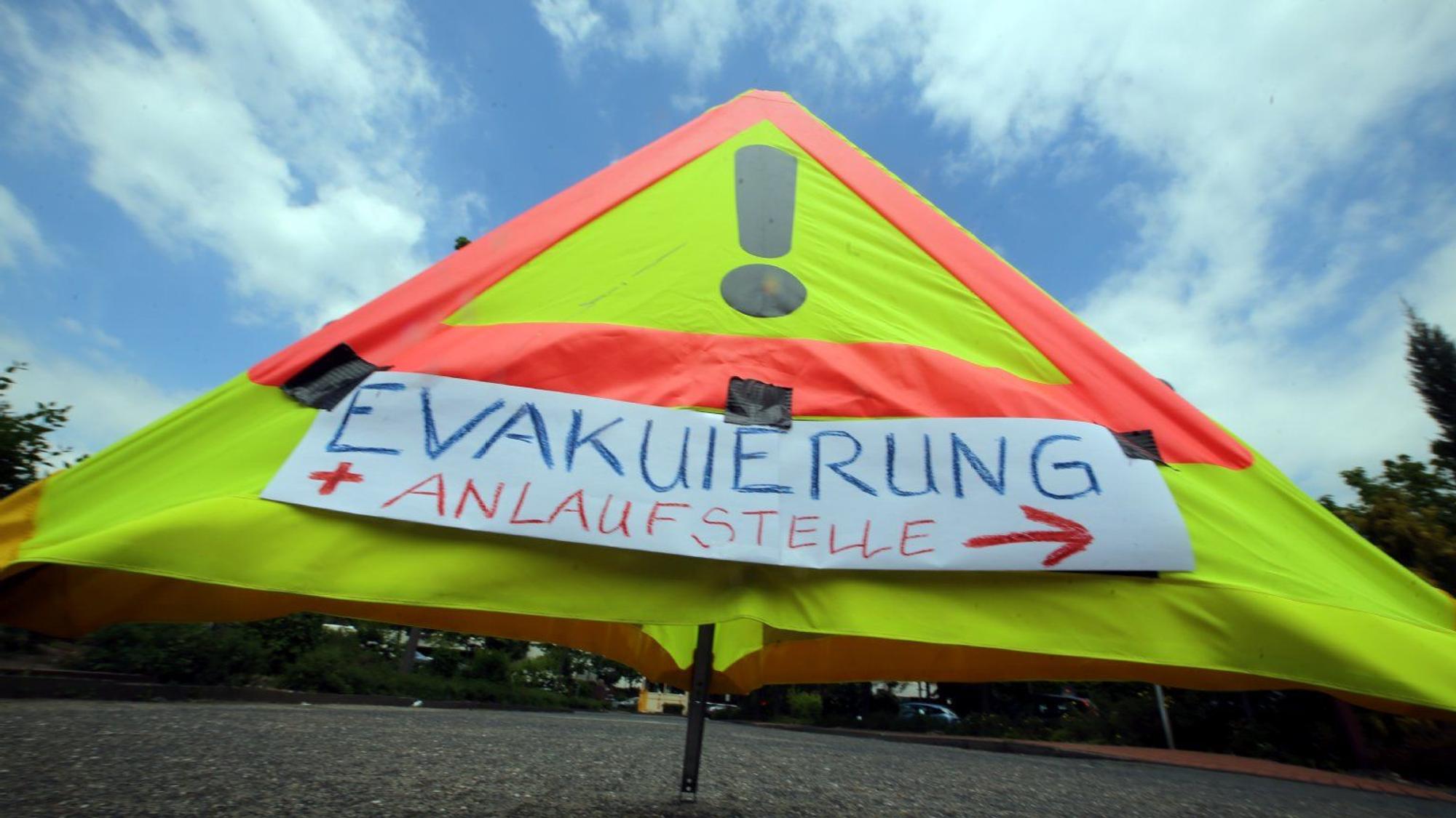 Ein Hinweisschild warnt vor einer gefunden Fliegerbombe in Köln. (Symbolbild)