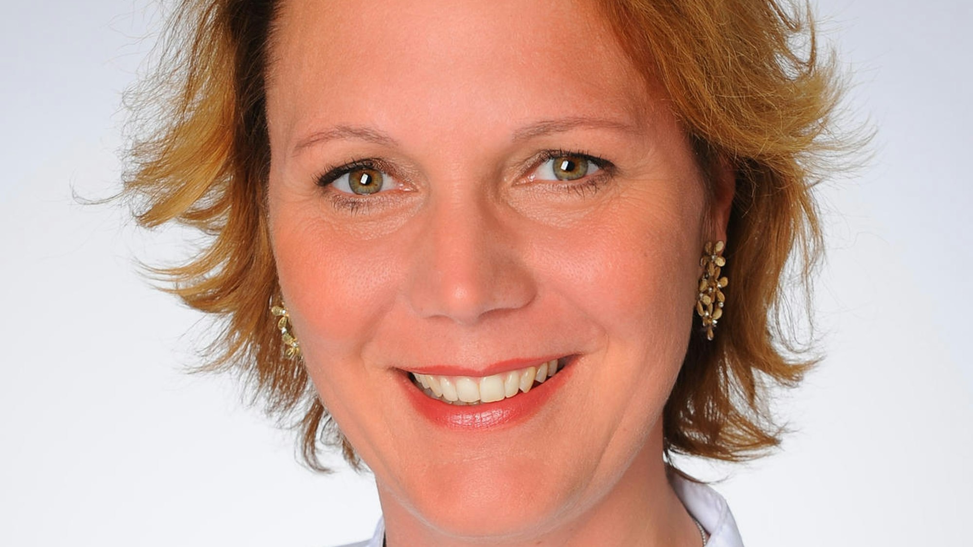 Clara Lehmann schaut im Portrait in die Kamera. Sie hat kurze, blonde Haare.