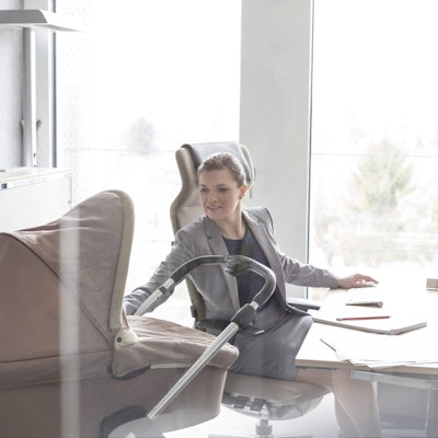 Frau mit Kinderwagen