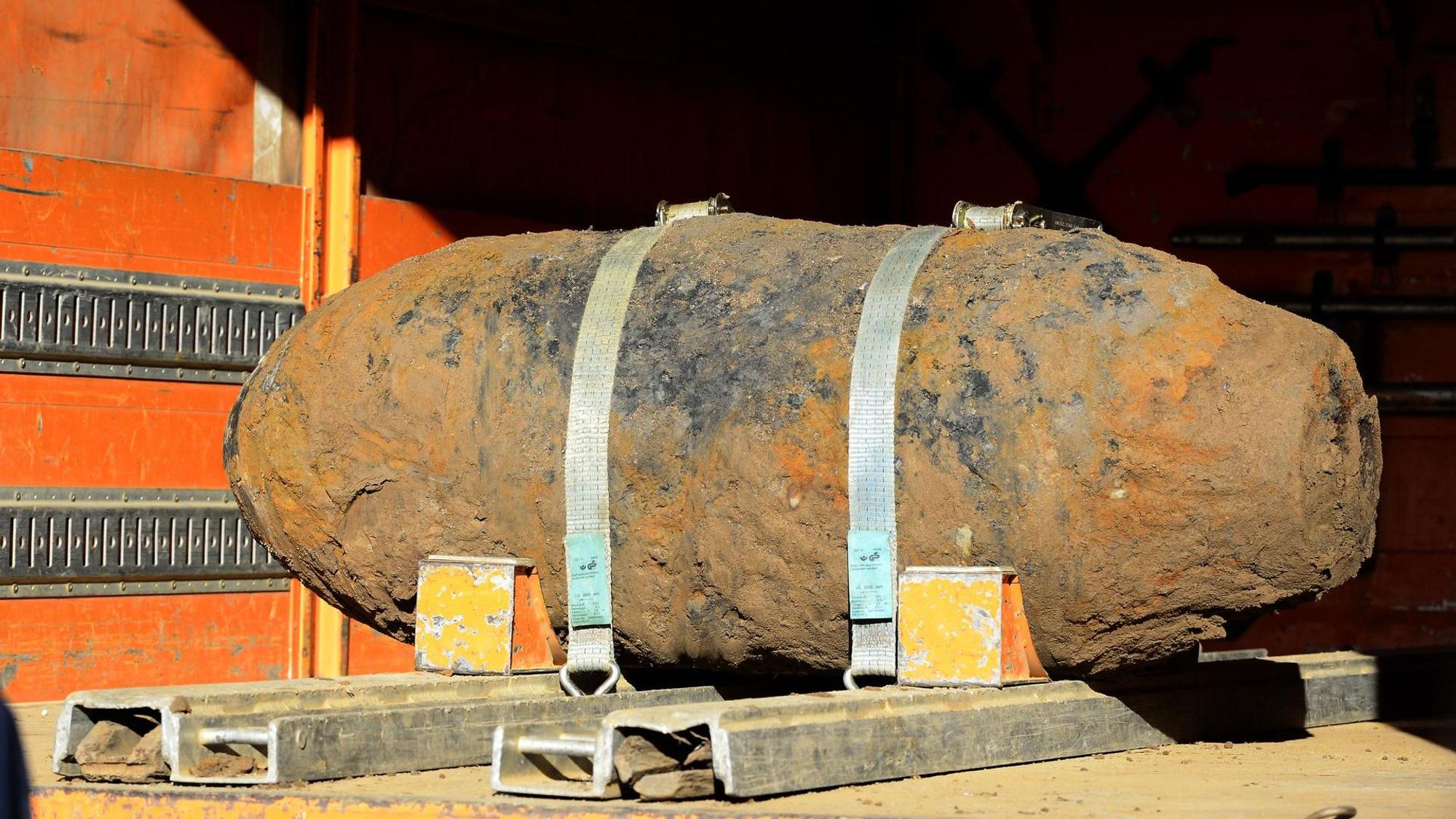 Eine entschärfte Bombe liegt in einem Lkw
