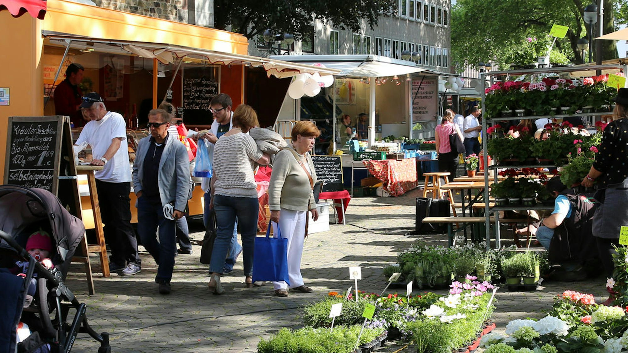 Besucher auf einem Wochenmarkt