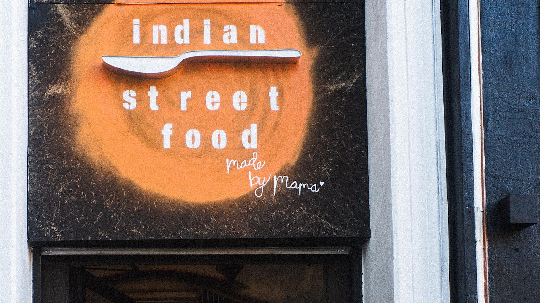 Der Eingang des Lokals Haldi Spoon in Köln.