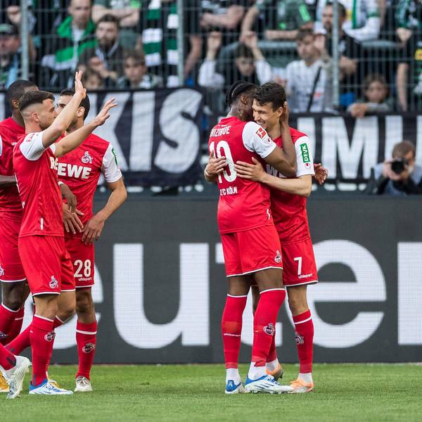 FC-Profi liegen sich in den Arme