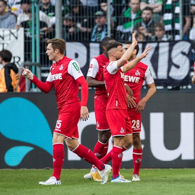 FC-Profi liegen sich in den Arme