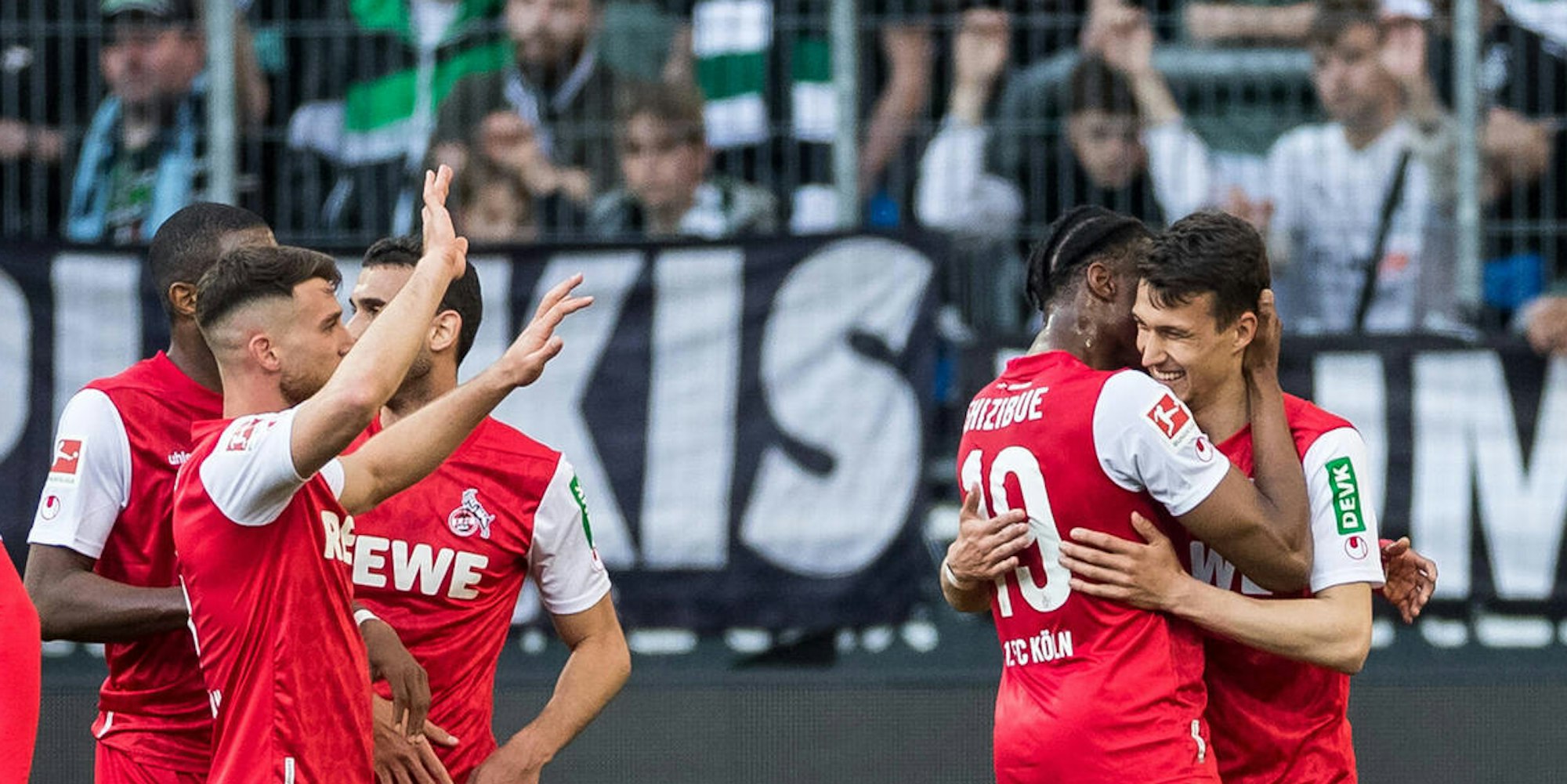 FC-Profi liegen sich in den Arme