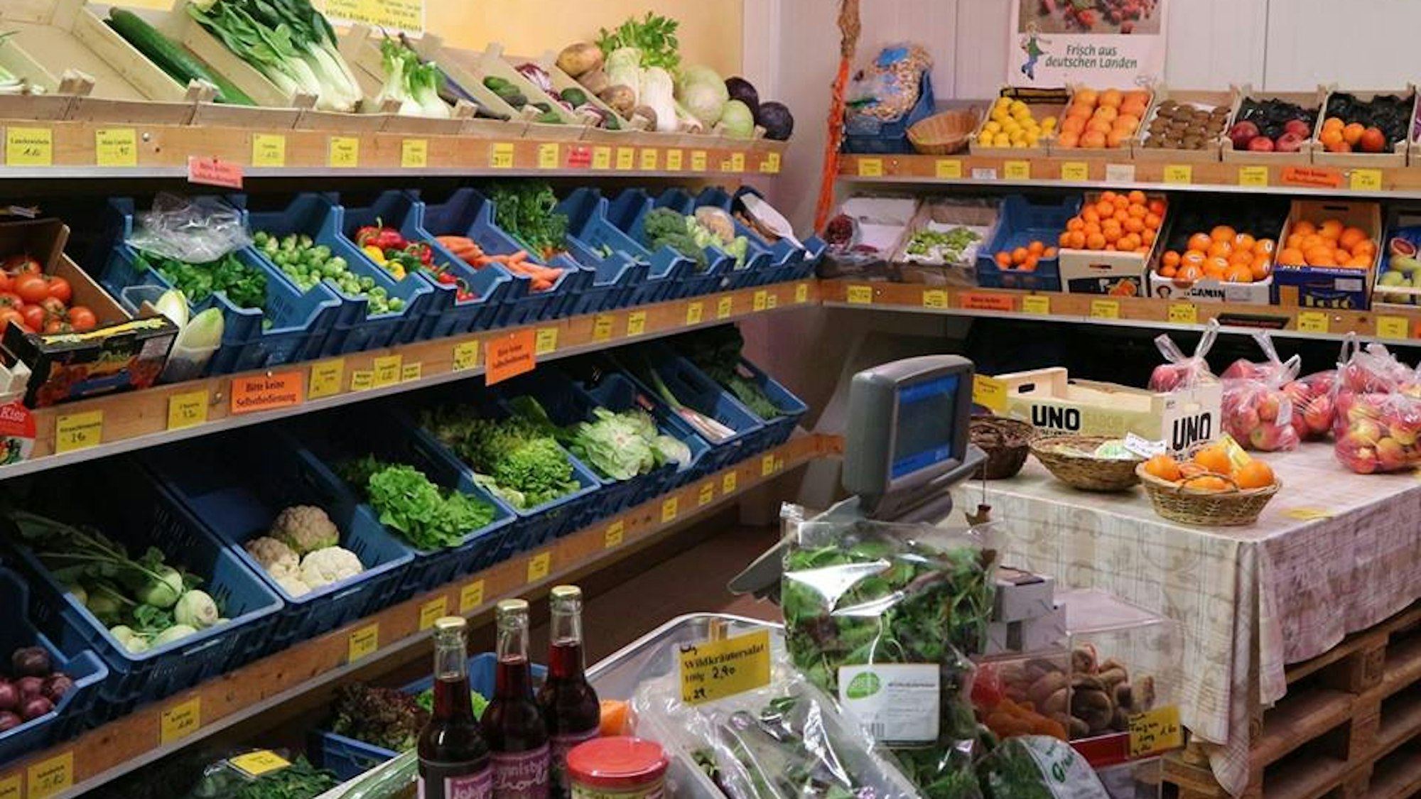 Eine kunterbunte Obst- und Gemüseauswahl im Hofladen.