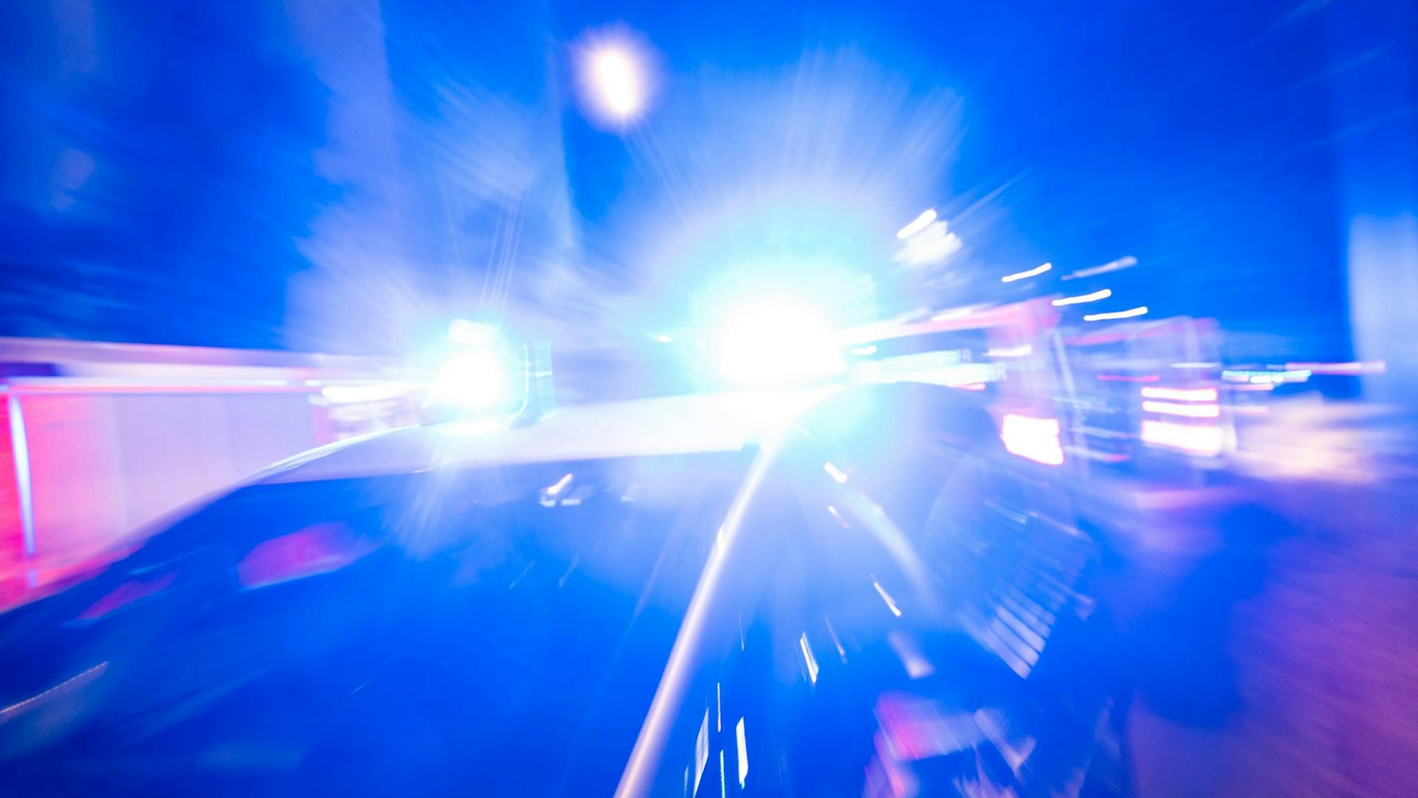 Das Bild ist ein Symbolfoto und zwei zwei Blaulichter auf einem Streifenwagen.