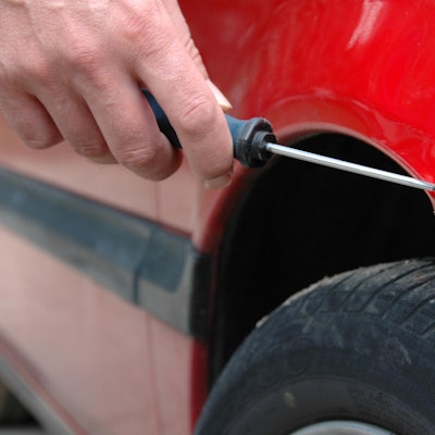 Auto zerkratztz Symbolbild dpa