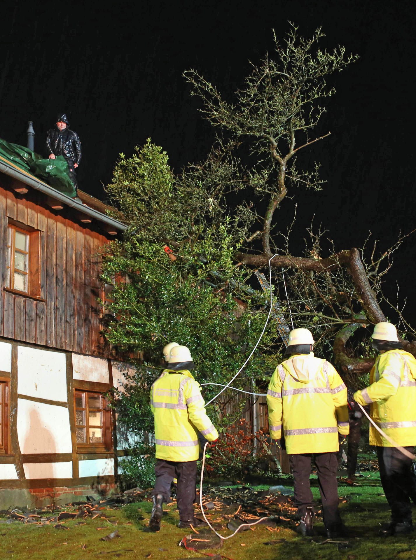 Tornado Roetgen baum auf Haus