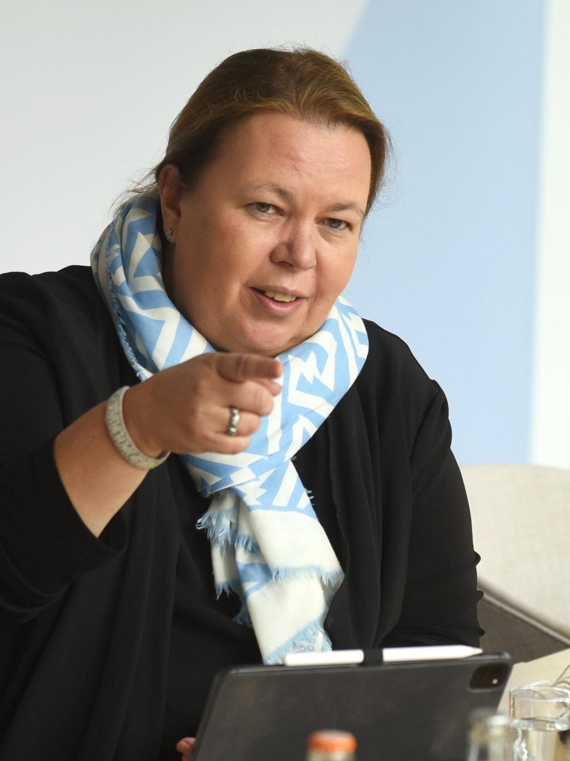 Heinen Esser mit Fingerzeig