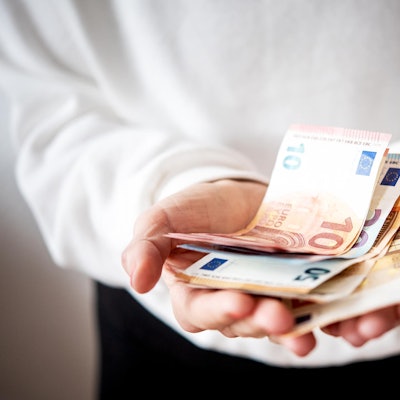 Geldscheine in den Händen eines Mannes.