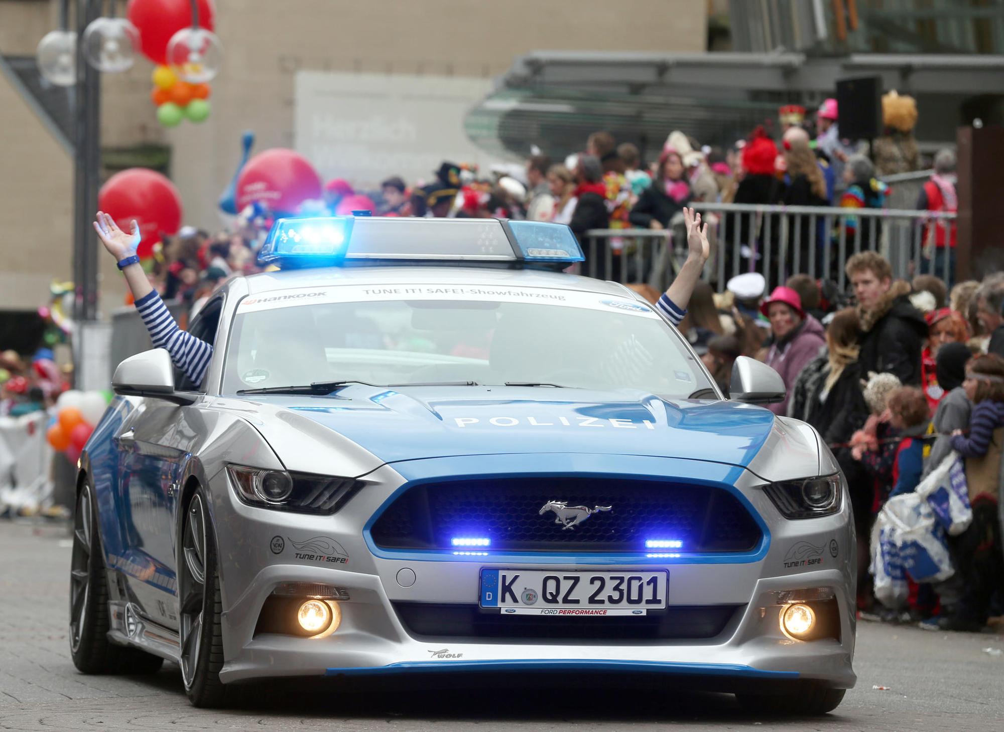 Mustang im Kölner Rosenmontagszug