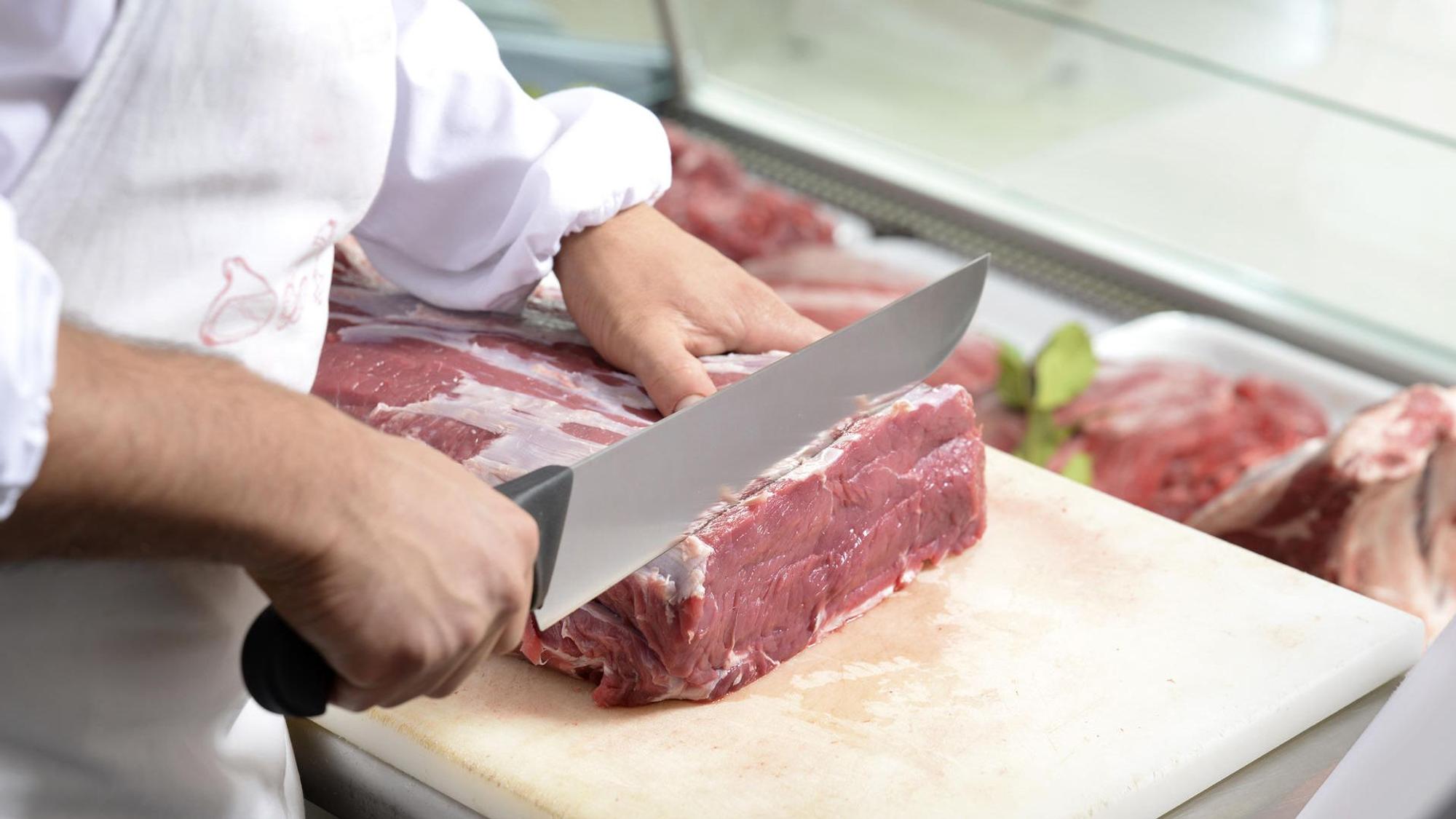 Ein großes Stück Fleisch wird angeschnitten.