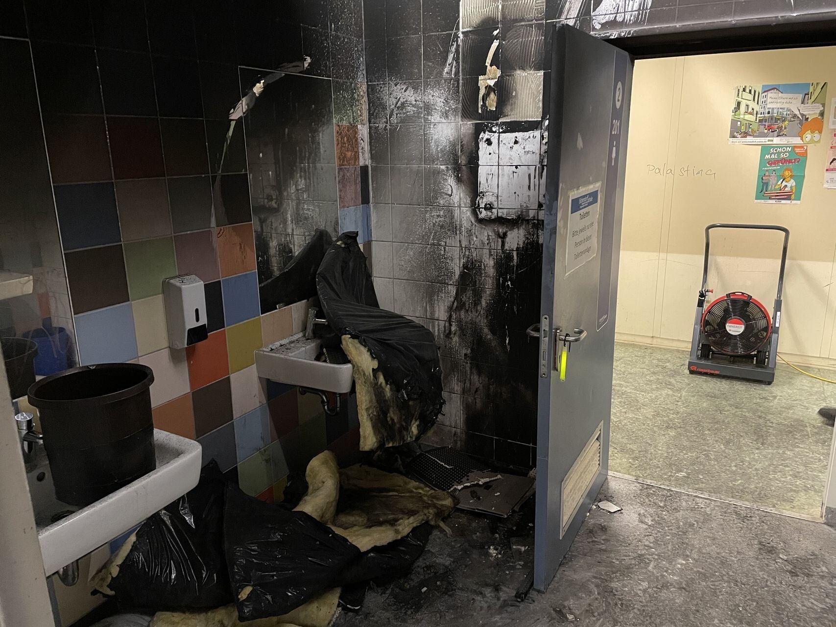 ausgebrannte schultoilette