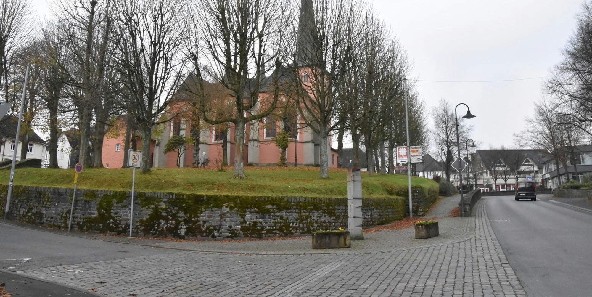 Kirchplatz_Much