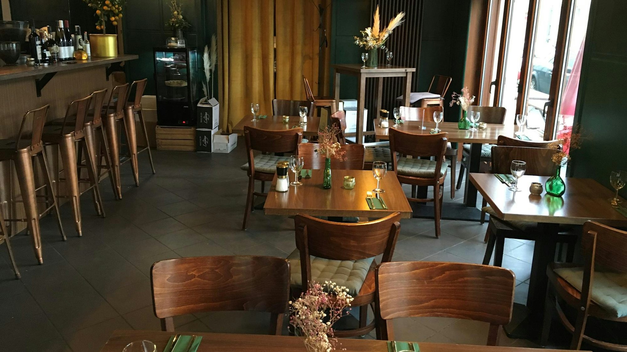 Ein Blick auf Tische und Stühle sowie die Bar im Jubo Weinhaus.