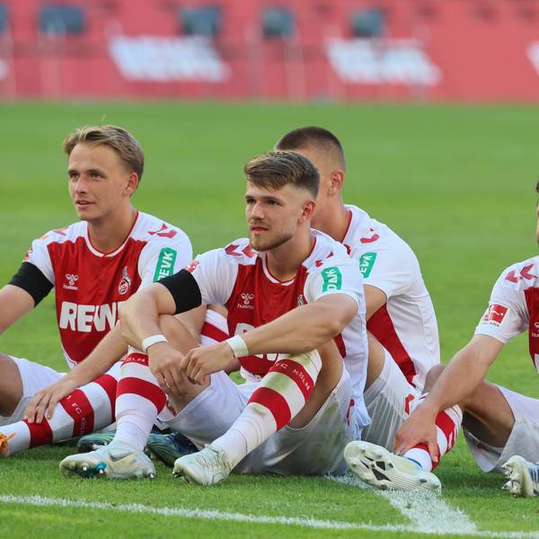 FC-Spiler sitzen vor ihren Fans