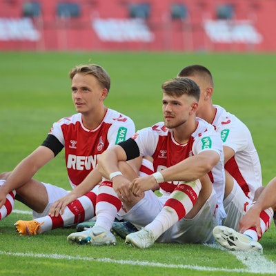 FC-Spiler sitzen vor ihren Fans