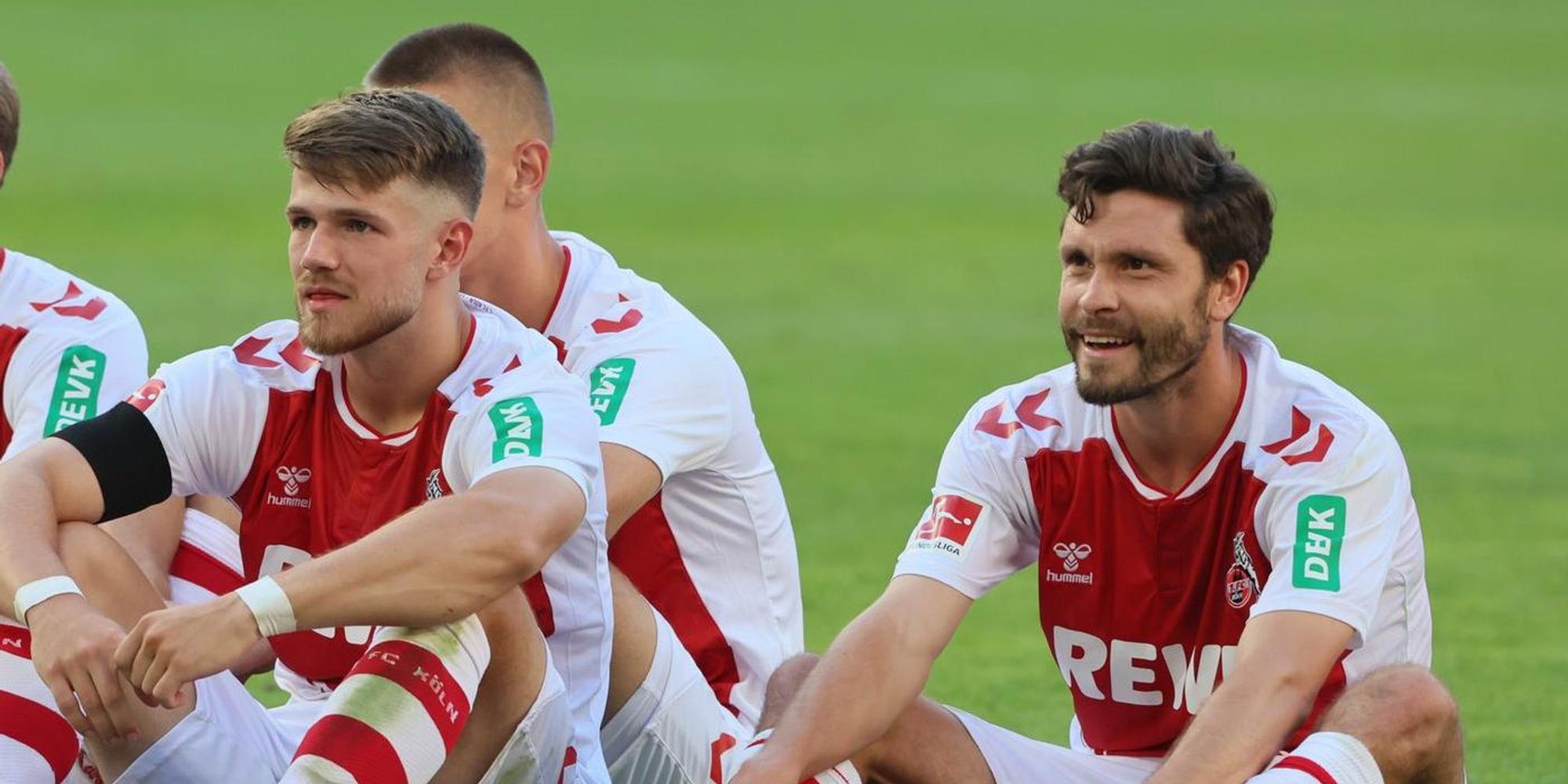 FC-Spiler sitzen vor ihren Fans
