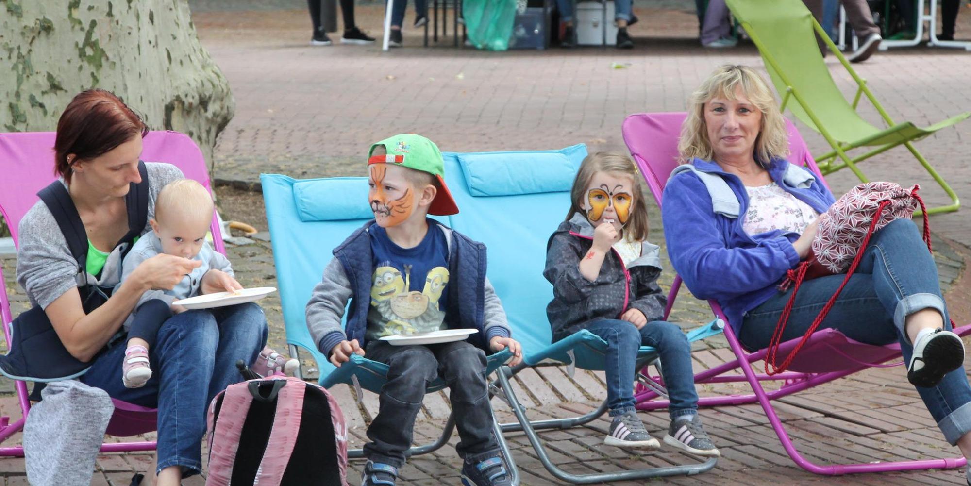 Mütter und Kinder beim Sommerfest Frechen