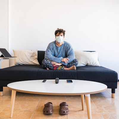 Mann in Quarantäne auf dem Sofa