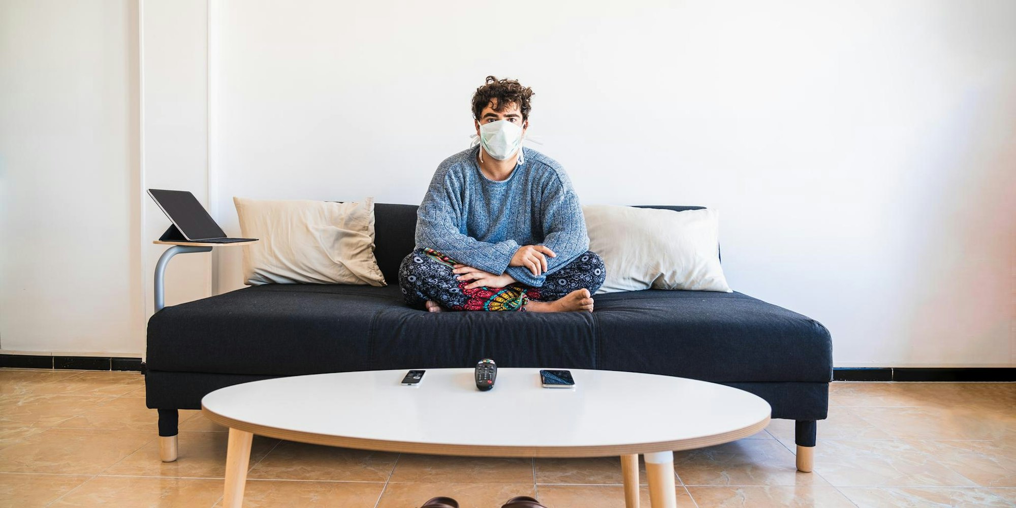 Mann in Quarantäne auf dem Sofa