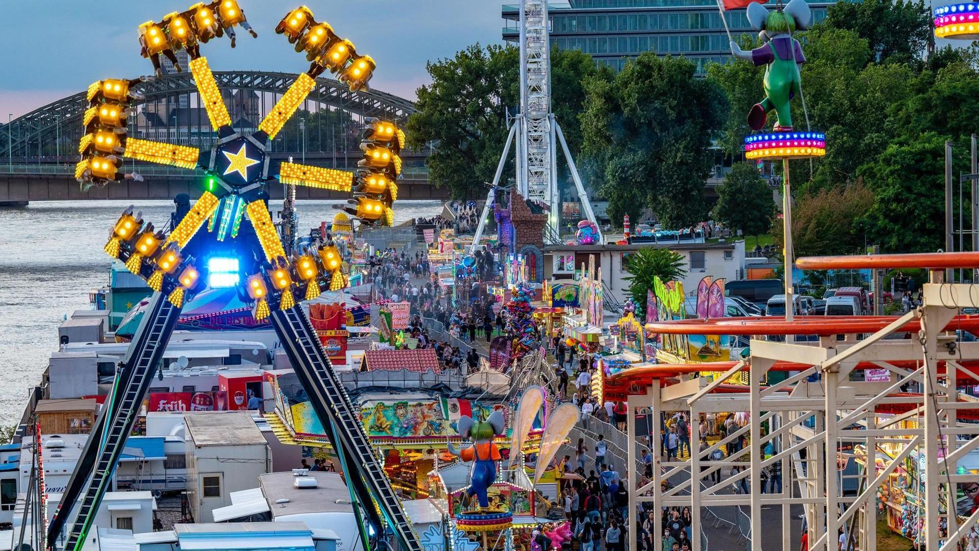 Fahrgeschäfte auf der Deutzer Kirmes.
