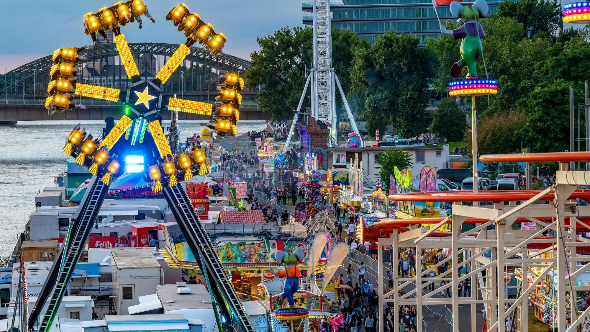 Fahrgeschäfte auf der Deutzer Kirmes.